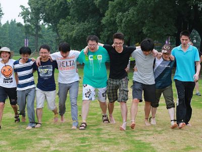 有劲—野外踏青玩起了两人三足